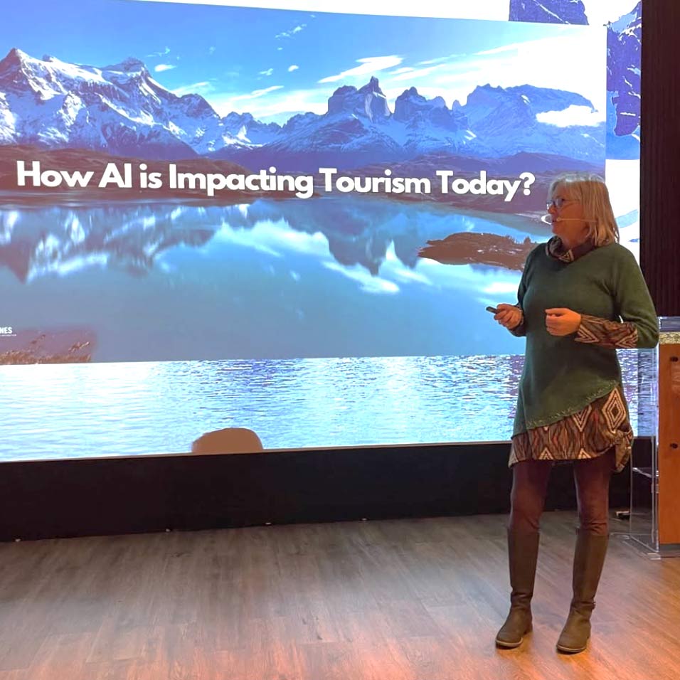 Julie Thorner on stage at Turismo Magallanes speaking