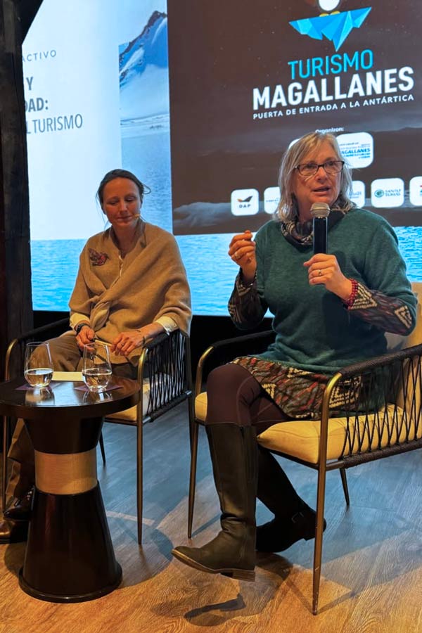 Julie Thorner on stage at Turismo Magallanes speaking
